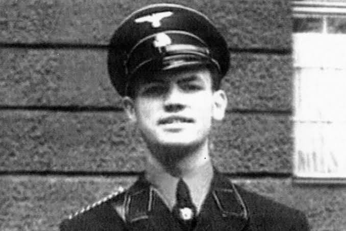 Erich Priebke en uniforme SS